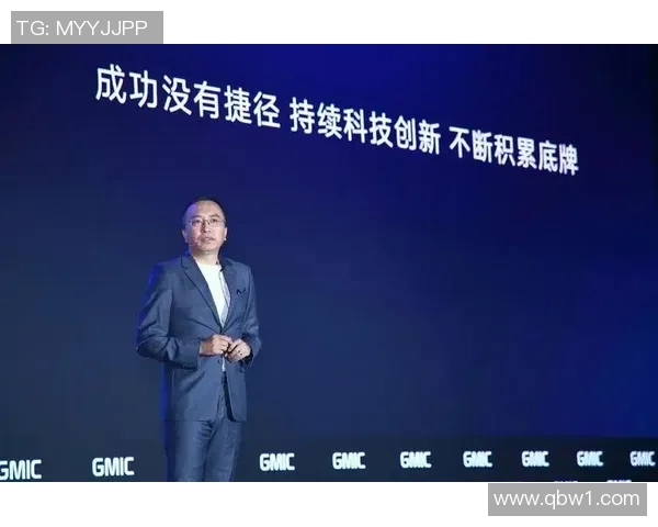 年轻成名的足球明星如何在聚光灯下保持自我与成长之路