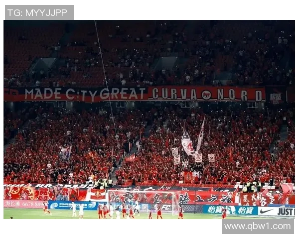 足球巨星回顾精彩瞬间自我解读赛场上的辉煌与挑战